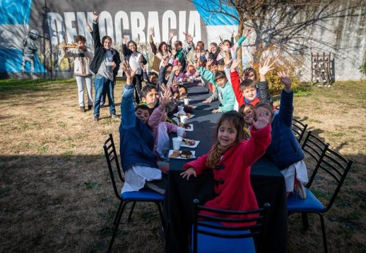 ALUMNOS DE ESCUELA 6426 EN BIBLIOTECA POPULAR MUNICIPAL (28/6)