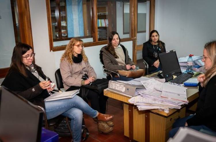 DIRECTORA DE EDUCACION MARINA FASANO Y RESPONSABLE AREA DE JUVENTUDES BELEN ESTRANGUET CON DOCENTES