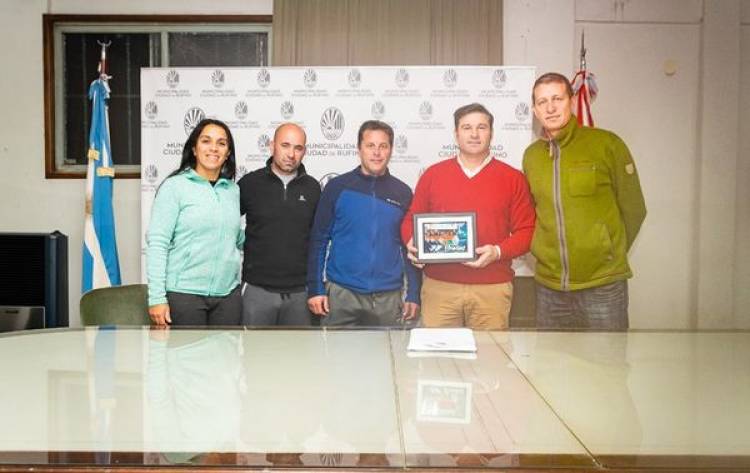 INTEGRANTES DE LA COMISION DE VOLEY DEL CLUB SPORTIVO BEN HUR CON INTENDENTE NATALIO LATTANZI