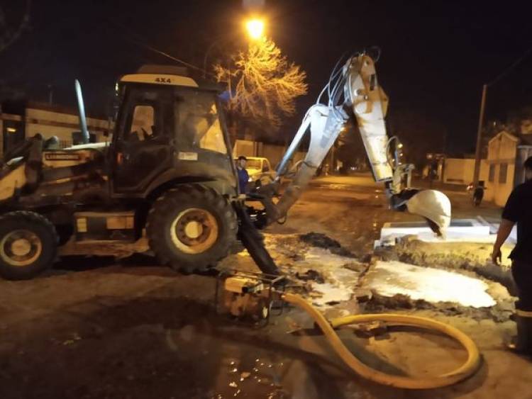 PERSONAL DE SECRETARIA DE SERVICIOS PUBLICOS TRABAJANDO CONJUNTAMENTE CON OPERARIOS DE AGUAS SANTAFESINAS