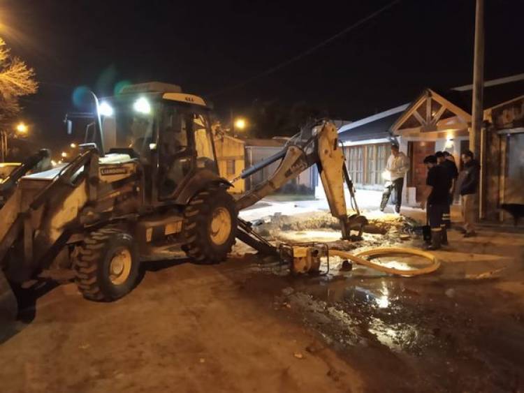 PERSONAL DE SECRETARIA DE SERVICIOS PUBLICOS TRABAJANDO CONJUNTAMENTE CON OPERARIOS DE AGUAS SANTAFESINAS