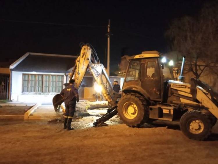 PERSONAL DE SECRETARIA DE SERVICIOS PUBLICOS TRABAJANDO CONJUNTAMENTE CON OPERARIOS DE AGUAS SANTAFESINAS