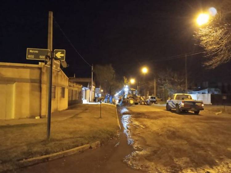 PERSONAL DE SECRETARIA DE SERVICIOS PUBLICOS TRABAJANDO CONJUNTAMENTE CON OPERARIOS DE AGUAS SANTAFESINAS