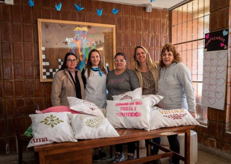 ALUMNAS DEL TALLER DE CORTE Y CONFECCION DEL HOGAR DE DIA ENTREGARON ALMOHADONES A LA ESCUELA 586