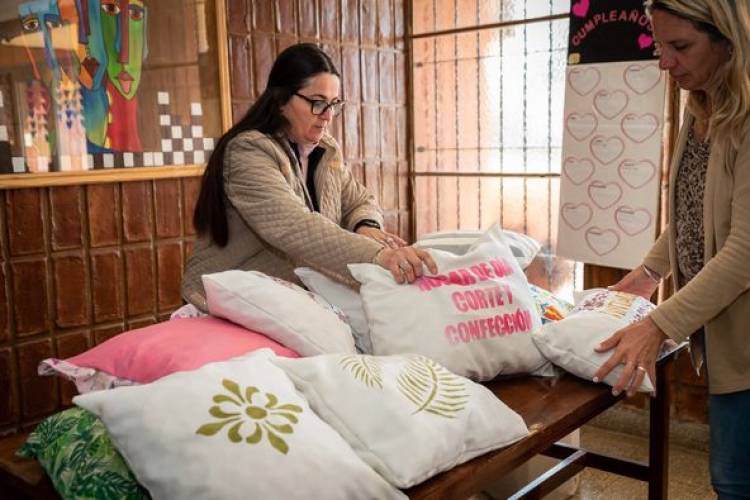 ALUMNAS DEL TALLER DE CORTE Y CONFECCION DEL HOGAR DE DIA ENTREGARON ALMOHADONES A LA ESCUELA 586