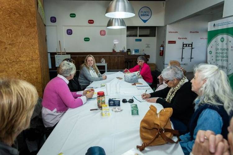 DIRECTORA DE EDUCACION MARINA FASANO REUNIDA CON "ABUELAS CUENTACUENTOS"  (19/8)
