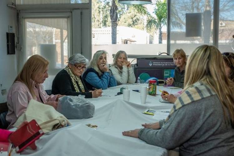 DIRECTORA DE EDUCACION MARINA FASANO REUNIDA CON "ABUELAS CUENTACUENTOS"  (19/8)