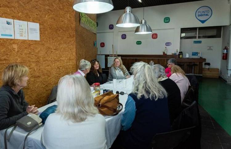 DIRECTORA DE EDUCACION MARINA FASANO REUNIDA CON "ABUELAS CUENTACUENTOS"  (19/8)