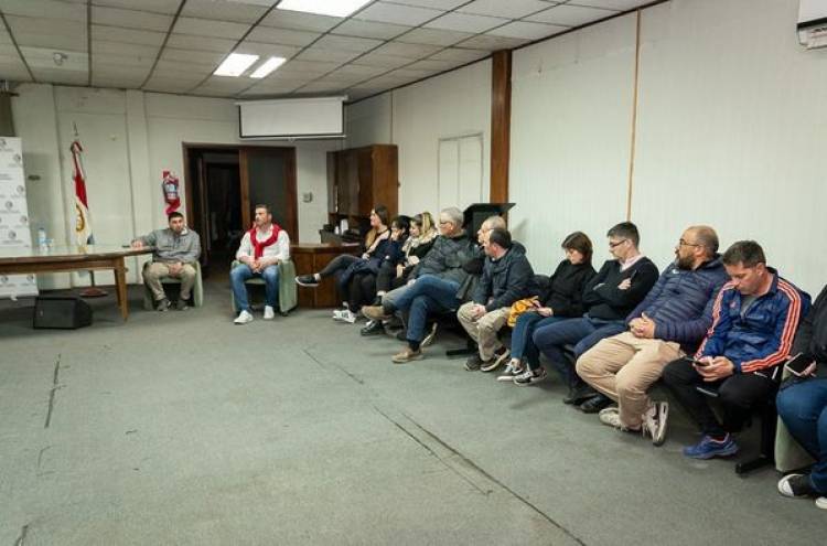 INTENDENTE NATALIO LATANZZI REUNIDO CON REPRESENTANTES DE LA CIUDAD PARA TRATAR PREVENCION DE INCENDIOS