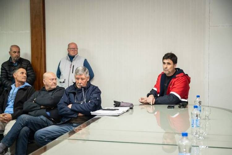 INTENDENTE NATALIO LATANZZI REUNIDO CON REPRESENTANTES DE LA CIUDAD PARA TRATAR PREVENCION DE INCENDIOS