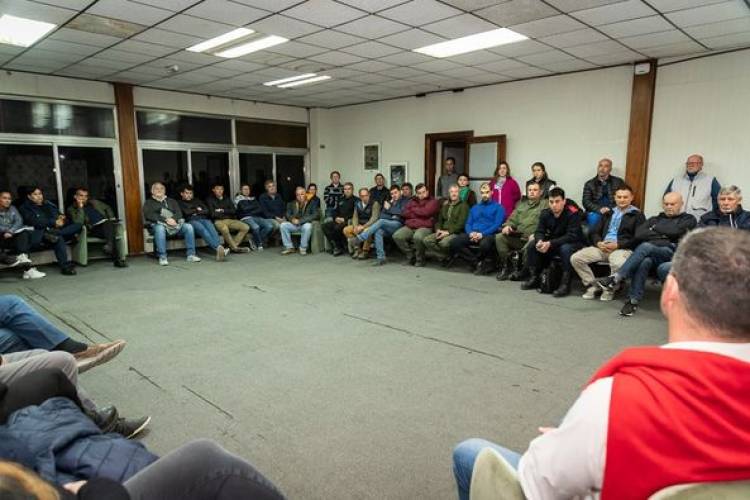INTENDENTE NATALIO LATANZZI REUNIDO CON REPRESENTANTES DE LA CIUDAD PARA TRATAR PREVENCION DE INCENDIOS