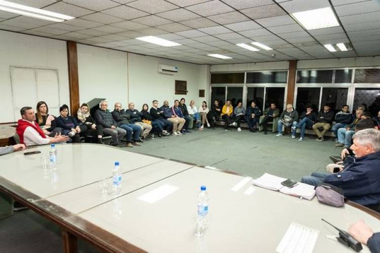 INTENDENTE NATALIO LATANZZI REUNIDO CON REPRESENTANTES DE LA CIUDAD PARA TRATAR PREVENCION DE INCENDIOS