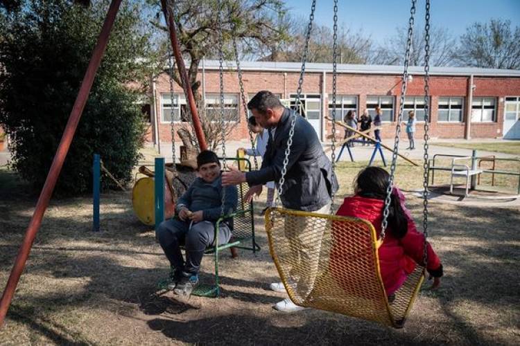 INTENDE NATALIO LATTANZI HIZO ENTREGA DE FFE A DISTINTAS INSTITUCIONES