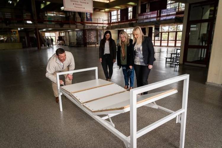 ENTREGA DE CAMA A ESCUELA DE ENFERMERIA