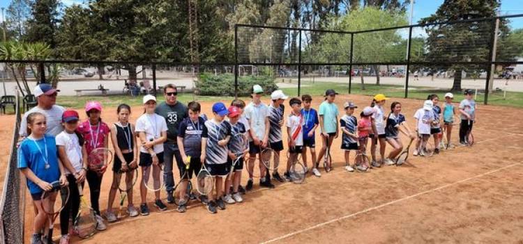 ENCUENTRO DE TENIS EN EL PARQUE MUNICIPAL