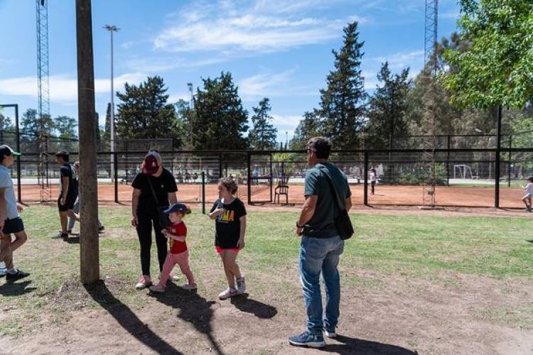 ENCUENTRO DE TENIS EN EL PARQUE MUNICIPAL