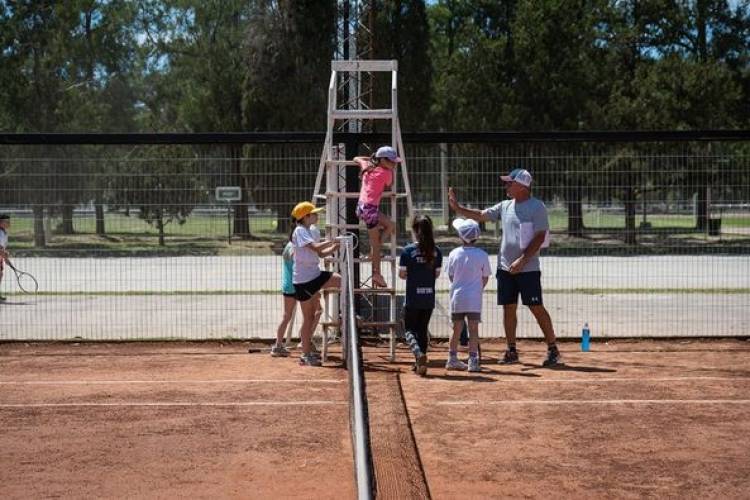 ENCUENTRO DE TENIS EN EL PARQUE MUNICIPAL