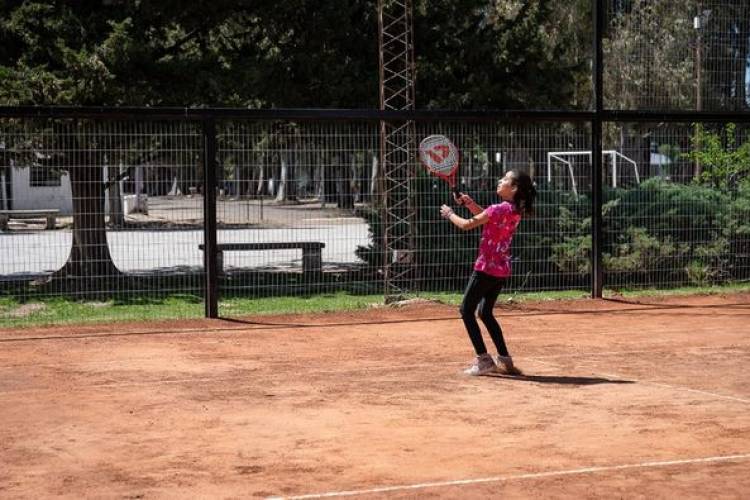 ENCUENTRO DE TENIS EN EL PARQUE MUNICIPAL