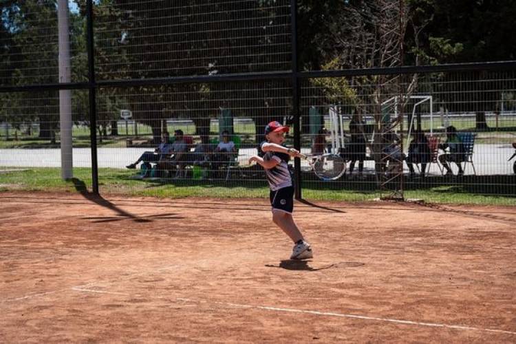 ENCUENTRO DE TENIS EN EL PARQUE MUNICIPAL
