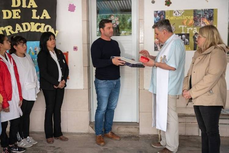 ENTREGANDO BANDERA DE CEREMONIA