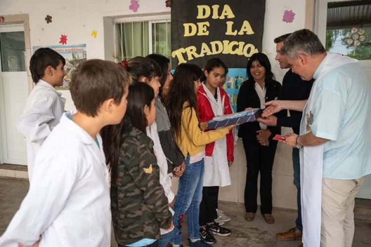 ENTREGANDO BANDERA DE CEREMONIA
