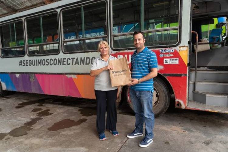 ENTREGA DE INDUMENTARIA A CHOFERES DE BUS