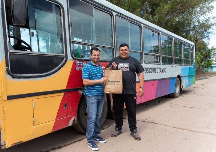 ENTREGA DE INDUMENTARIA A CHOFERES DE BUS