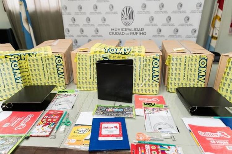 ENTREGA DE KITS ESCOLARES