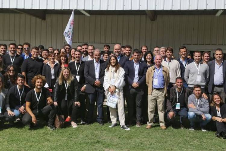 GOBERNADOR OMAR PEROTTI CON JUNTA FEDERAL UIA JOVEN