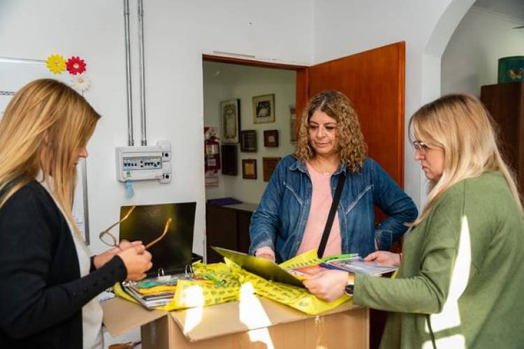ENTREGA DE KITS ESCOLARES