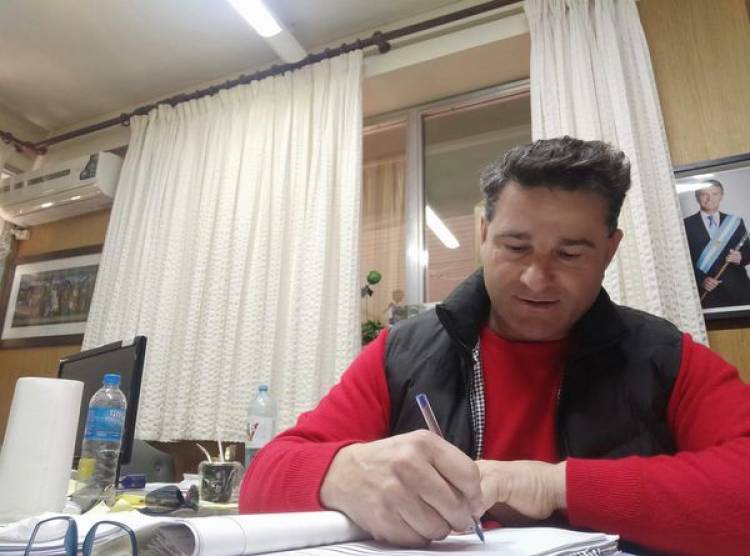 INTENDENTE NATALIO LATTANZI FIRMANDO RENDICIONES PARA PRESENTAR