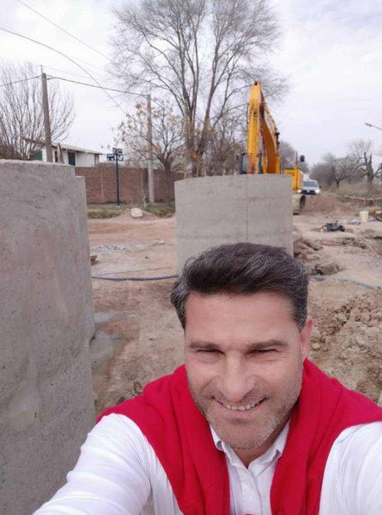 INTENDENTE NATALIO LATTANZI TRABAJANDO EN OBRA DE CLOACAS