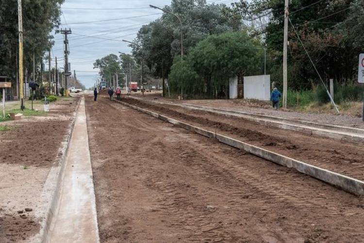 AVANZA LA PAVIMENTACION DE CALLE LORENZETTI
