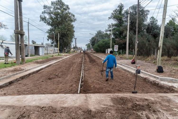 AVANZA LA PAVIMENTACION DE CALLE LORENZETTI