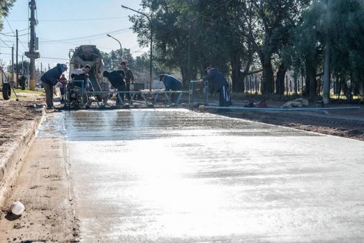 AVANZA LA PAVIMENTACION DE CALLE LORENZETTI