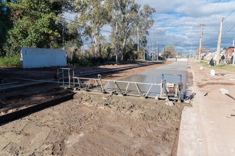 AVANZA LA PAVIMENTACION DE CALLE LORENZETTI