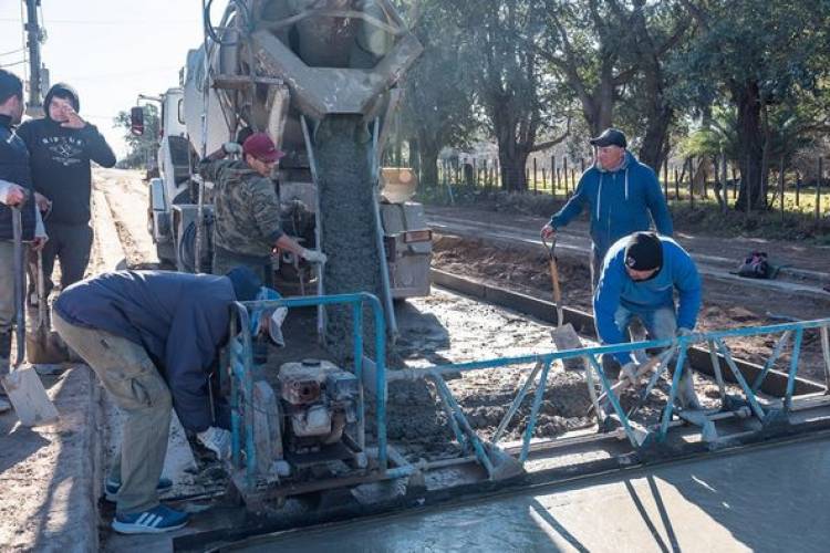 AVANZA LA PAVIMENTACION DE CALLE LORENZETTI