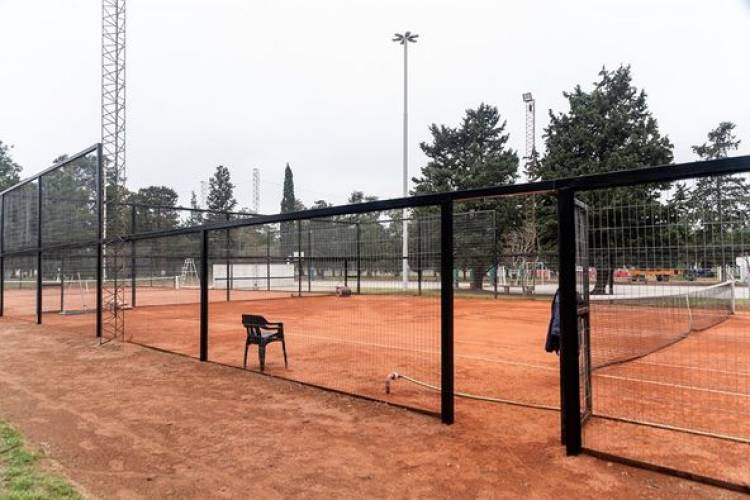 MANTENIMIENTO DE CANCHAS DE TENIS EN PARQUE BALNEARIO MUNICIPAL