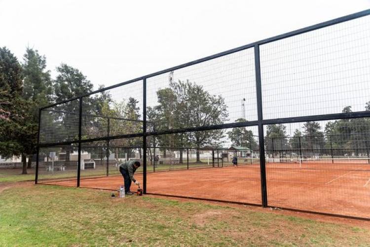 MANTENIMIENTO DE CANCHAS DE TENIS EN PARQUE BALNEARIO MUNICIPAL