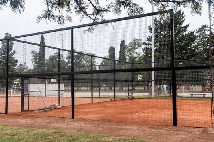 MANTENIMIENTO DE CANCHAS DE TENIS EN PARQUE BALNEARIO MUNICIPAL