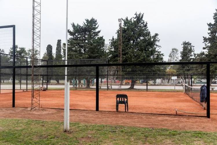 MANTENIMIENTO DE CANCHAS DE TENIS EN PARQUE BALNEARIO MUNICIPAL