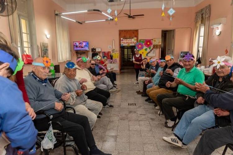 ASISTENTES AL HOGAR DE DIA Y HOGAR SALAS COBO COMPARTIENDO DESAYUNO