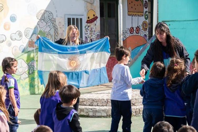 DIRECTORA DE EDUCACION ENTREGO BANDERA