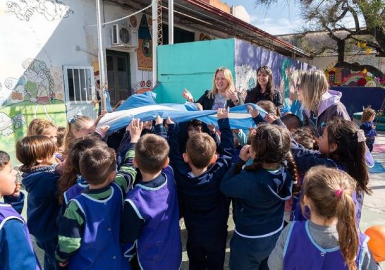 DIRECTORA DE EDUCACION ENTREGO BANDERA