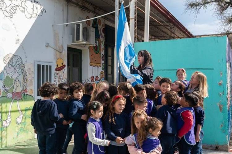 DIRECTORA DE EDUCACION ENTREGO BANDERA