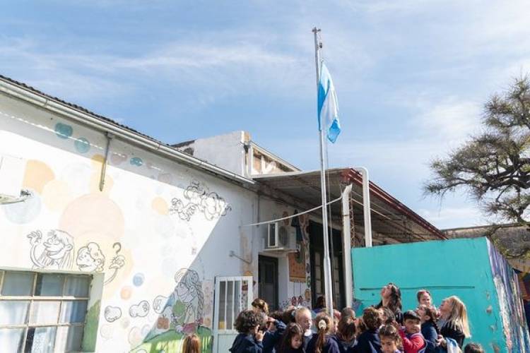 DIRECTORA DE EDUCACION ENTREGO BANDERA