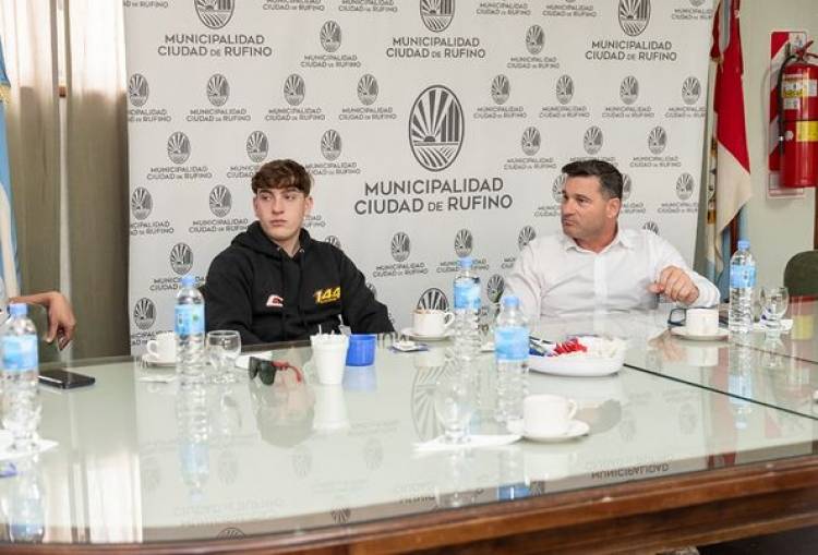 INTENDENTE NATALIO LATTANZI Y EXEQUIEL GROSSO RECIBIERON AL CAMPEON