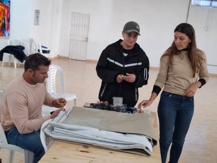 COMENZO EL TALLER DE TAPICERIA PARA MUJERES