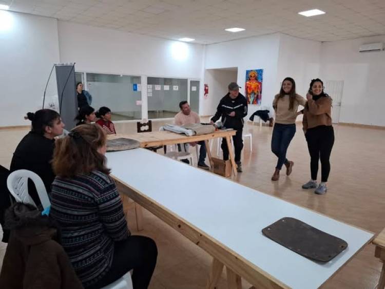 COMENZO EL TALLER DE TAPICERIA PARA MUJERES