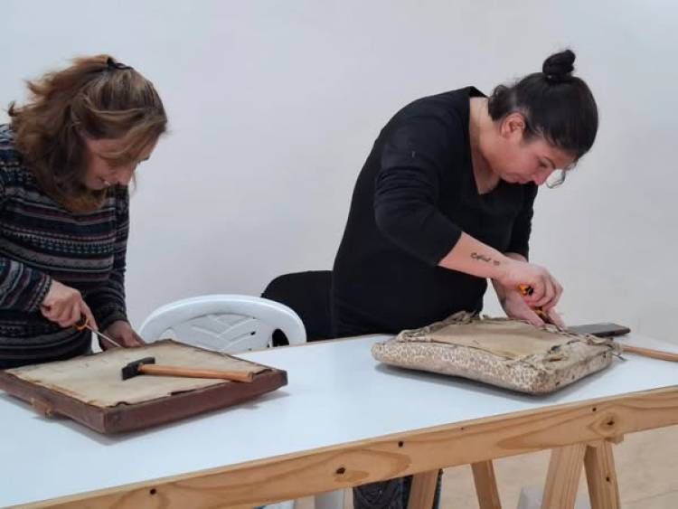 COMENZO EL TALLER DE TAPICERIA PARA MUJERES